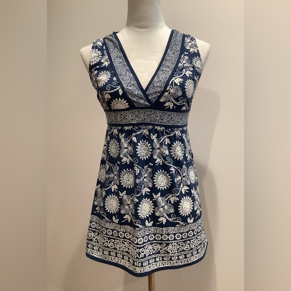 Max Studio Navy and Cream Floral Sleeveless V-neck Top Size XS